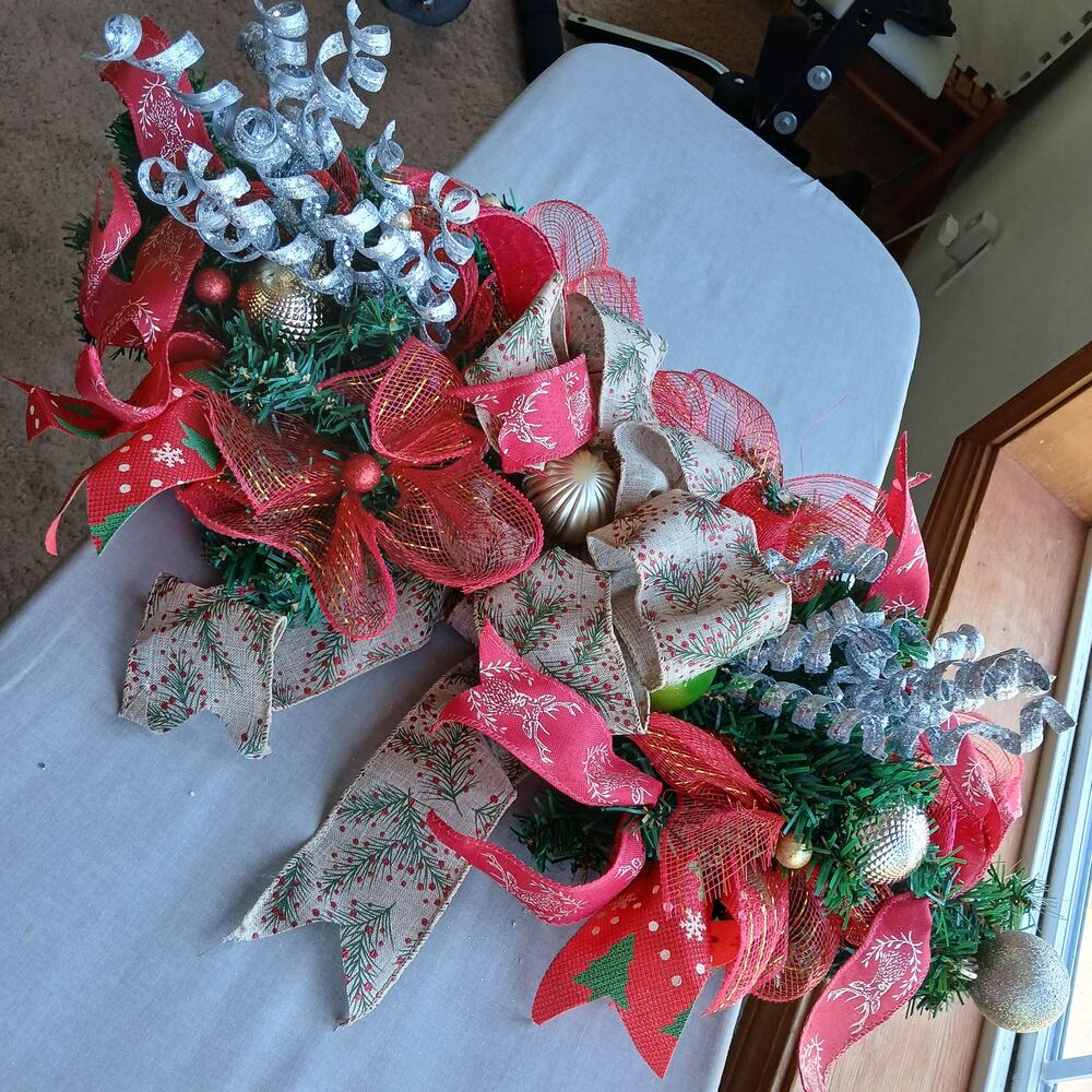 VTG Winter Holiday Swag Wreath Christmas Decor faux evergreen red gold ribbon - Picture 12 of 12